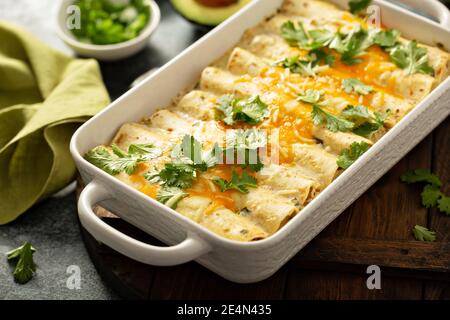 Grüne Enchiladas Auflauf in einer Auflaufform Stockfoto