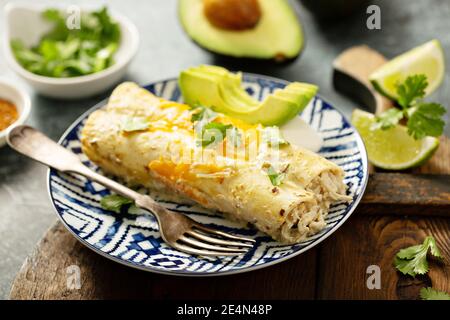 Grüne Enchiladas Auflauf in einer Auflaufform Stockfoto