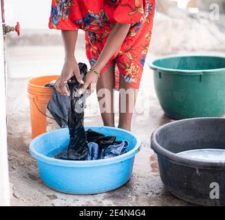 Afrikanische nette Frau Händewaschen Wäsche im Freien Stockfoto