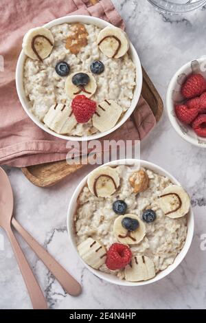 Haferflocken Haferbrei Bär mit Banane und Beeren, Spaß Essen Kunst Idee für Kinder Essen von oben Stockfoto