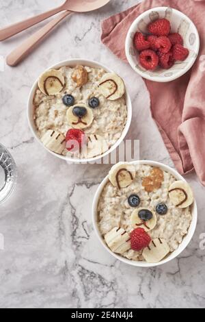 Haferflocken Haferbrei Bär mit Banane und Beeren, Spaß Essen Kunst Idee für Kinder Essen von oben Stockfoto