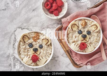 Haferflocken Haferbrei Bär mit Banane und Beeren, Spaß Essen Kunst Idee für Kinder Essen von oben Stockfoto