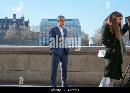 London, Großbritannien. 22. Januar 2021. Der Bürgermeister von London Sadiq Khan gibt ein TV-Interview neben dem London Eye. Quelle: Waldemar Sikora Stockfoto