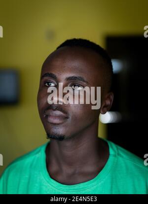 Hübscher junger schwarzer afroamerikanischer Mann Nahaufnahme eines Portraits Stockfoto