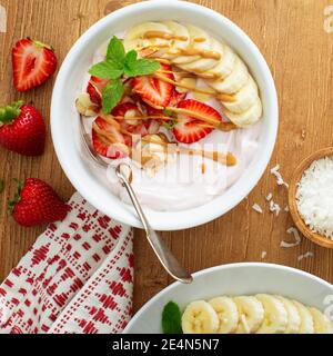 Verschiedene Joghurtschüsseln mit Erdbeere und einfachem Joghurt Stockfoto