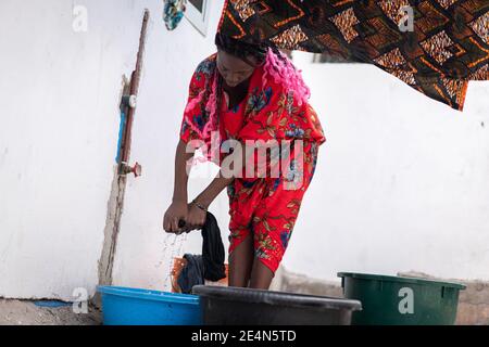 Afrikanische nette Frau Händewaschen Wäsche im Freien Stockfoto