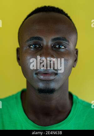 Hübscher junger schwarzer afroamerikanischer Mann Nahaufnahme eines Portraits Stockfoto