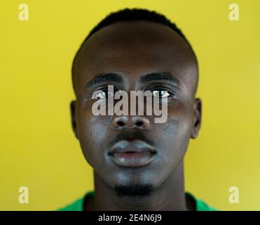 Hübscher junger schwarzer afroamerikanischer Mann Nahaufnahme eines Portraits Stockfoto