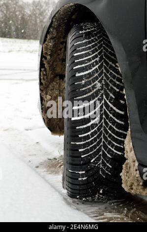 Fahren auf gefährlichen verschneiten Straßen mit Schneereifen oder Reifen. Stockfoto