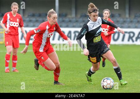 Aalst, Belgien. Januar 2021. Charlotte Cranshoff (18) von Standard und Justine Blave (22) von Eendracht Aalst während eines weiblichen Fußballspiels zwischen Eendracht Aalst und Standard Femina de Liege am 11. Spieltag der Saison 2020 - 2021 der belgischen Scooore Womens Super League, Samstag, 23. Januar 2021 in Aalst, Belgien . FOTO SPORTPIX.BE - STIJN AUDOOREN Quelle: SPP Sport Press Foto. /Alamy Live Nachrichten Stockfoto