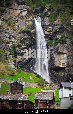 Fellbachfall Langzeitbelichtung Wasserfall in den schweizer alpen schweiz aufgenommen Hoher Herbst Stockfoto