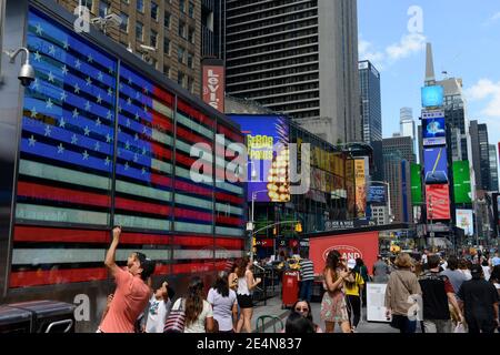 USA, New York City, Manhattan, Broadway und Times Square, große US-Flagge auf Rekrutierungsstation der US-Streitkräfte Stockfoto