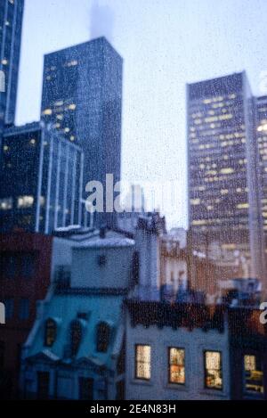 USA, New York City, Manhattan, Wolkenkratzer, Regentag / USA, New York, Manhattan, Blick durch eine Scheibe auf Wolkenkratzer im Regen Stockfoto