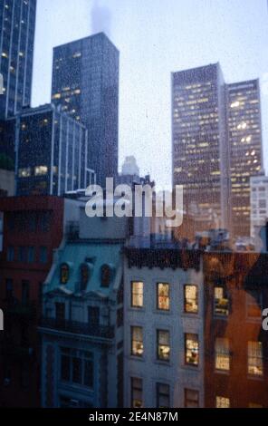 USA, New York City, Manhattan, Wolkenkratzer, Regentag / USA, New York, Manhattan, Blick durch eine Scheibe auf Wolkenkratzer im Regen Stockfoto