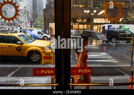 USA, New York City, Manhattan, Regentag / USA, New York, Manhattan, Regentag, Blick durch Restaurant Tür