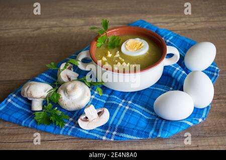 Pilzsahnesuppe, Suppe mit Pilzen, Champignons und Ei Stockfoto