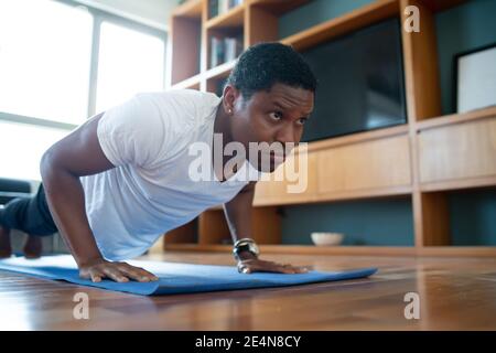 Mann macht Übung zu Hause. Stockfoto