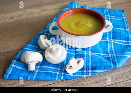 Pilzsahnesuppe, Champignons Stockfoto