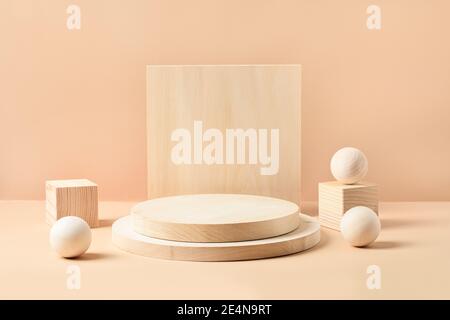 Holz Natur steht für Produkt. Vorlage, Mock up für Präsentation Bio-Waren. Monochrome Komposition auf beigem Hintergrund. Stockfoto