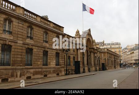 Blick auf Eingang Tor der Elysee Palace von der Rue du Faubourg Saint-Honoré. Elysee Palace - offizielle Residenz des Präsidenten der Französischen Republik Stockfoto