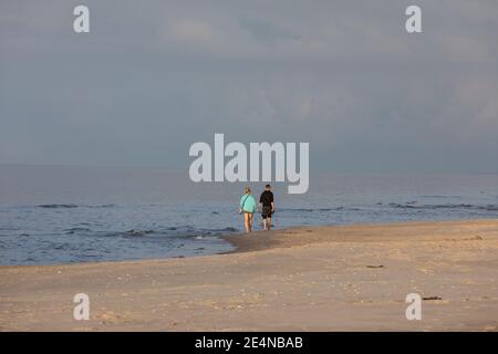 Stegna, Polen - 4. September 2020: Romantischer Spaziergang eines verliebten Paares am Strand in Stegna, Pommern. Polen Stockfoto