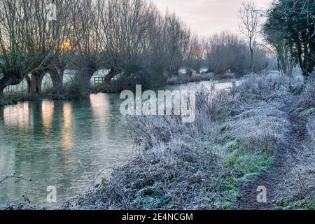 Oxford-Kanal an einem frostigen Januarmorgen bei Sonnenaufgang. Upper Heyford, Oxfordshire, England Stockfoto