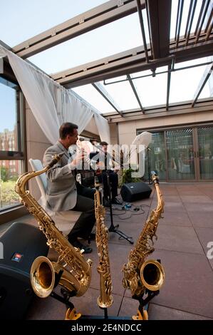 Duette mit Saxophon und Gitarre von zwei männlichen Musikern bei Eine Party Stockfoto