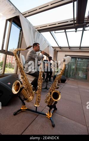 Duette mit Saxophon und Gitarre von zwei männlichen Musikern bei Eine Party Stockfoto