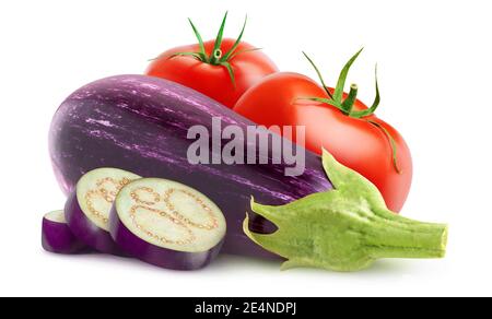 Isoliertes rohes Gemüse. Auberginen und Tomaten isoliert auf weißem Hintergrund Stockfoto