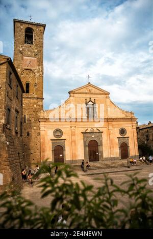 Bagnoregio, Italien - 19. September 2020: Hauptplatz mit Touristen und San Donato Kirche in Civita di Bagnoregio. Stockfoto