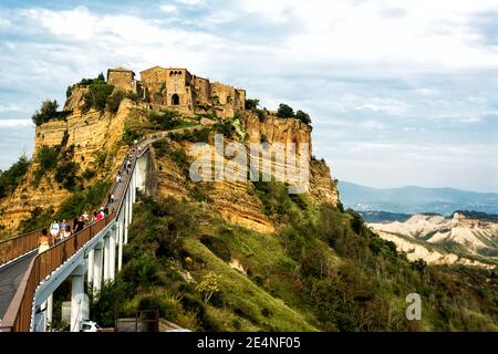 Bagnoregio, Italien - 19. September 2020: Panoramablick auf die berühmte Civita di Bagnoregio mit Touristen auf der Brücke, Latium, Italien Stockfoto