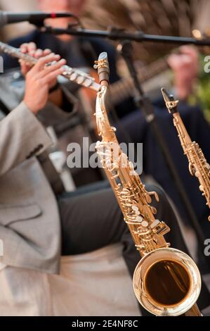 Duette mit Saxophon und Gitarre von zwei männlichen Musikern bei Eine Party Stockfoto