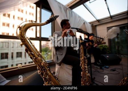 Duette mit Saxophon und Gitarre von zwei männlichen Musikern bei Eine Party Stockfoto