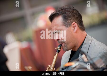 Duette mit Saxophon und Gitarre von zwei männlichen Musikern bei Eine Party Stockfoto