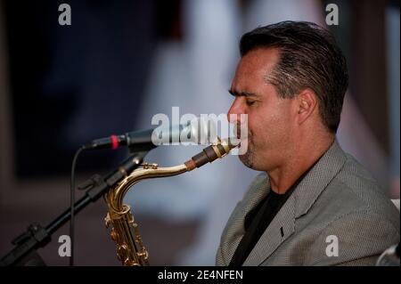 Duette mit Saxophon und Gitarre von zwei männlichen Musikern bei Eine Party Stockfoto