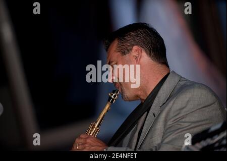 Duette mit Saxophon und Gitarre von zwei männlichen Musikern bei Eine Party Stockfoto