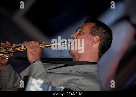 Duette mit Saxophon und Gitarre von zwei männlichen Musikern bei Eine Party Stockfoto