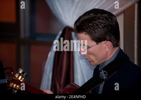 Duette mit Saxophon und Gitarre von zwei männlichen Musikern bei Eine Party Stockfoto