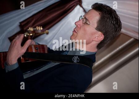 Duette mit Saxophon und Gitarre von zwei männlichen Musikern bei Eine Party Stockfoto