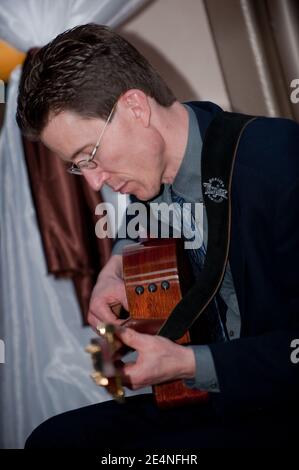 Duette mit Saxophon und Gitarre von zwei männlichen Musikern bei Eine Party Stockfoto