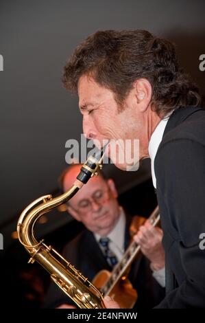 Duette mit Saxophon und Gitarre von zwei männlichen Musikern bei Eine Party Stockfoto