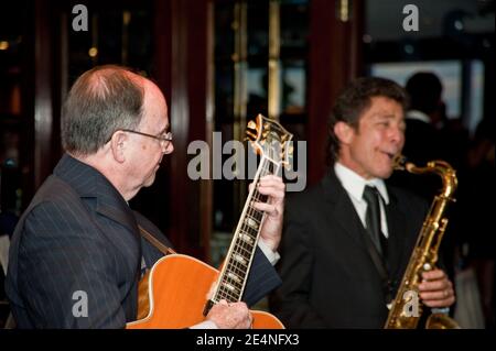 Duette mit Saxophon und Gitarre von zwei männlichen Musikern bei Eine Party Stockfoto
