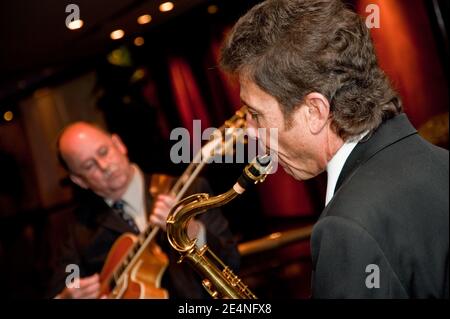Duette mit Saxophon und Gitarre von zwei männlichen Musikern bei Eine Party Stockfoto