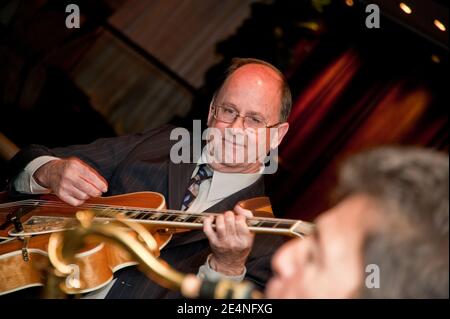 Duette mit Saxophon und Gitarre von zwei männlichen Musikern bei Eine Party Stockfoto
