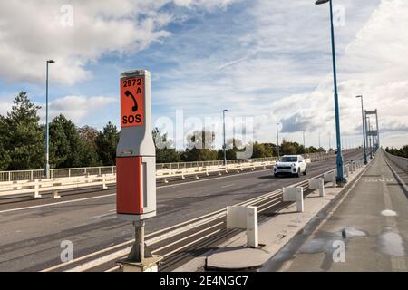 SOS-Telefon auf der Severn Crossing alte Brücke in der Nähe von Chepstow, South Wales, Großbritannien Stockfoto