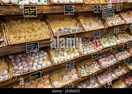 Badesalze und Düfte zum Verkauf im Shop, Abergavenny, Wales, UK Stockfoto