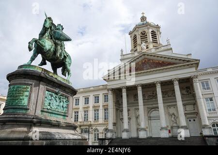 Reiterstatue von Godfrey von Bouillon und Kirche St. James auf Coudenberg auf dem Place Royale, Koningsplein in Brüssel, Belgien Stockfoto