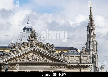 Giebel des Börsengebäudes und des Rathauses in Brüssel, Belgien Stockfoto