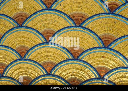 Goldene Fischskala wie Mosaikmuster im Jugendstil auf einem Gebäude in Brüssel, Belgien Stockfoto