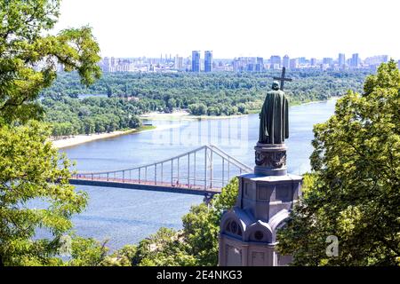 Blick auf die Statue von Wladimir dem Großen mit Blick auf den Fluss Dnipro in Kiew, Ukraine Stockfoto